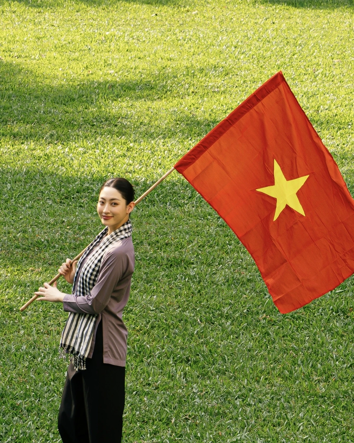 Là đại diện của thế hệ trẻ hiện đại, Lương Thùy Linh luôn thể hiện bản lĩnh, tri thức và trách nhiệm xã hội qua từng dự án cộng đồng lẫn hoạt động nghệ thuật. Việc lựa chọn tái hiện hình ảnh người phụ nữ thời chiến trong dịp lễ trọng đại này cho thấy tình yêu sâu sắc của cô dành cho lịch sử, văn hóa và dân tộc Việt Nam.