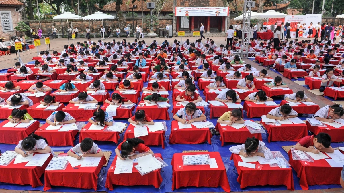 Các thí sinh tham gia các phần thi tại Văn Miếu – Quốc Tử Giám (Hà Nội)