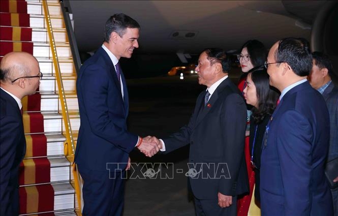 Bộ trưởng Bộ Văn hóa, Thể thao và Du lịch Nguyễn Văn Hùng đón Thủ tướng Tây Ban Nha Pedro Sánchez tại Sân bay quốc tế Nội Bài, Hà Nội. Ảnh: Phạm Kiên/TTXVN.