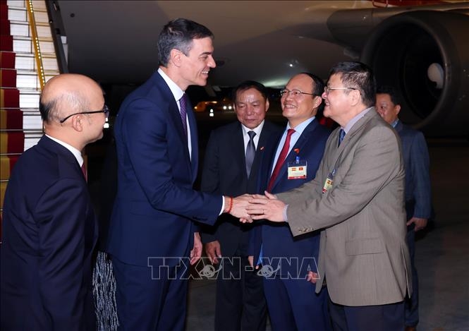 Thủ tướng Tây Ban Nha Pedro Sánchez đến Hà Nội, bắt đầu thăm chính thức Việt Nam. Ông là Thủ tướng Tây Ban Nha đầu tiên thăm chính thức Việt Nam kể từ khi hai nước thiết lập quan hệ ngoại giao vào năm 1977. Ảnh: Phạm Kiên/TTXVN.