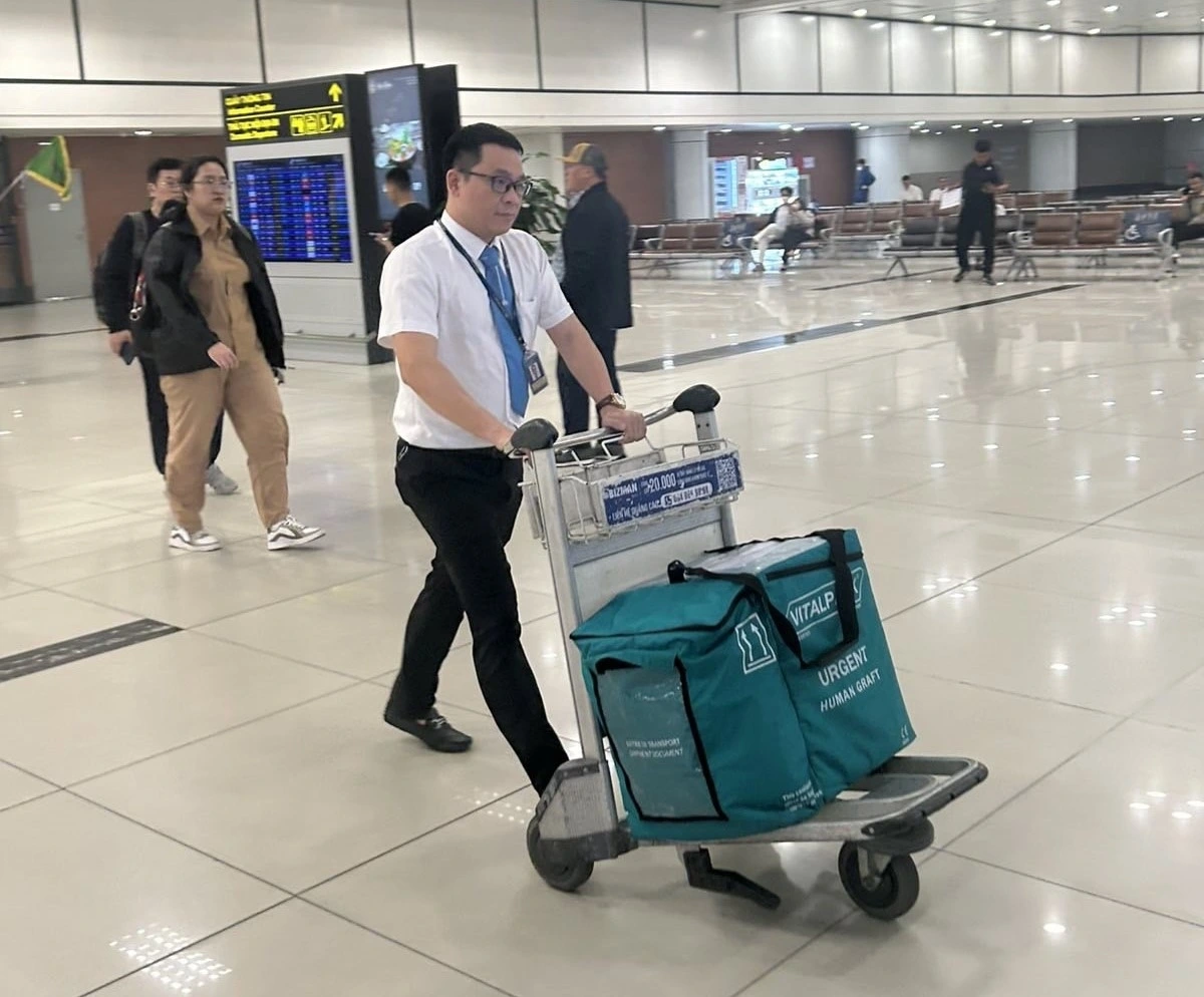 Vietnam Airlines vận chuyển thần tốc mô tạng ngay trong đêm