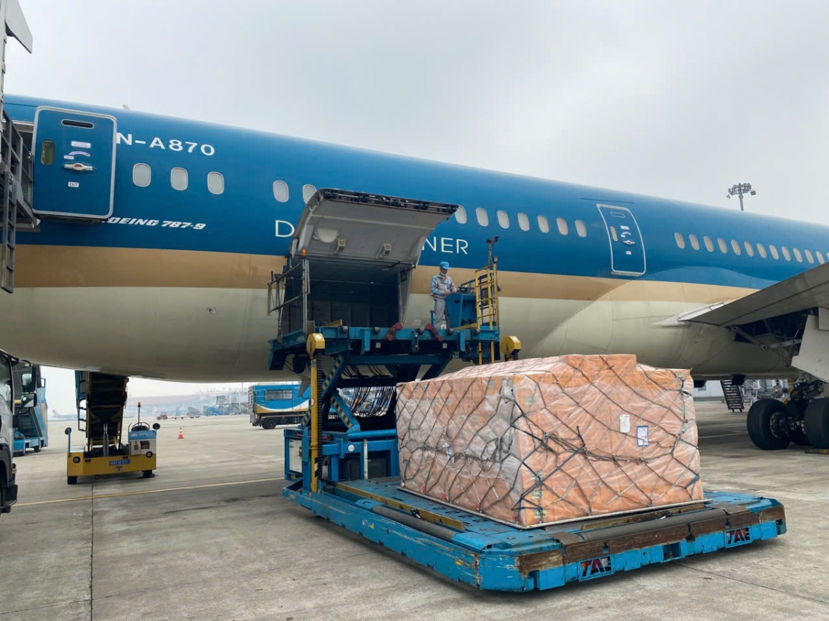 Vietnam Airlines vận chuyển gần 30 tấn hàng hóa cứu trợ do Bộ Quốc phòng và Bộ Công an Việt Nam gửi đến Myanmar