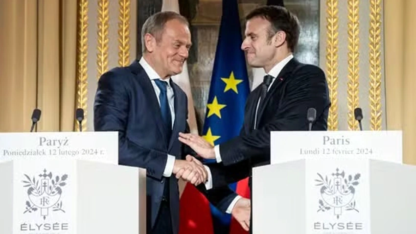 Thủ tướng Ba Lan Donald Tusk và Tổng thống Pháp Emmanuel Macron phát biểu trước giới truyền thông trong cuộc gặp tại Điện Elysee ở Paris vào ngày 12/2/2024 - Ảnh: theglobeandmail