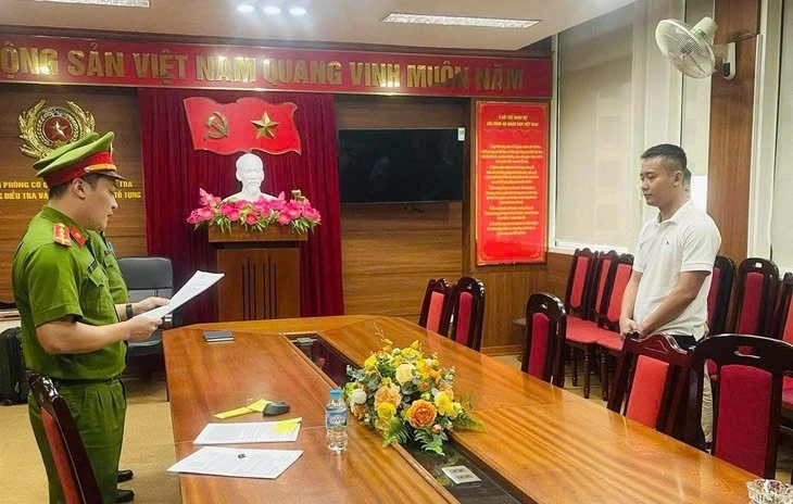 Cơ quan điều tra thực hiện các quyết định tố tụng với ông Phạm Quang Linh, tức Quang Linh Vlogs