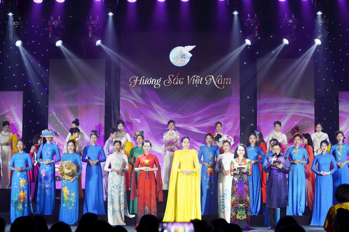 The fashion show is organised by the Vietnam Women's Union (VWU) Central Committee on the occasion of the 50th anniversary of Southern Liberation and National Reunification Day (April 30, 1975-April 2025).
