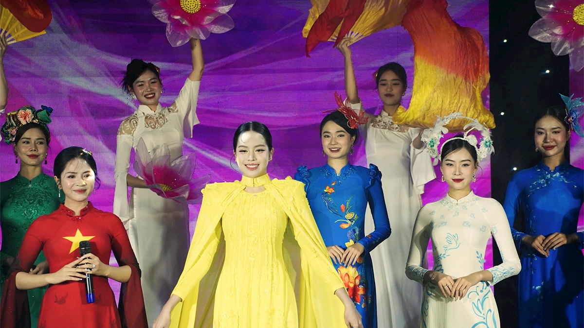 Miss International 2024 Huynh Thi Thanh Thuy models in the fashion show.