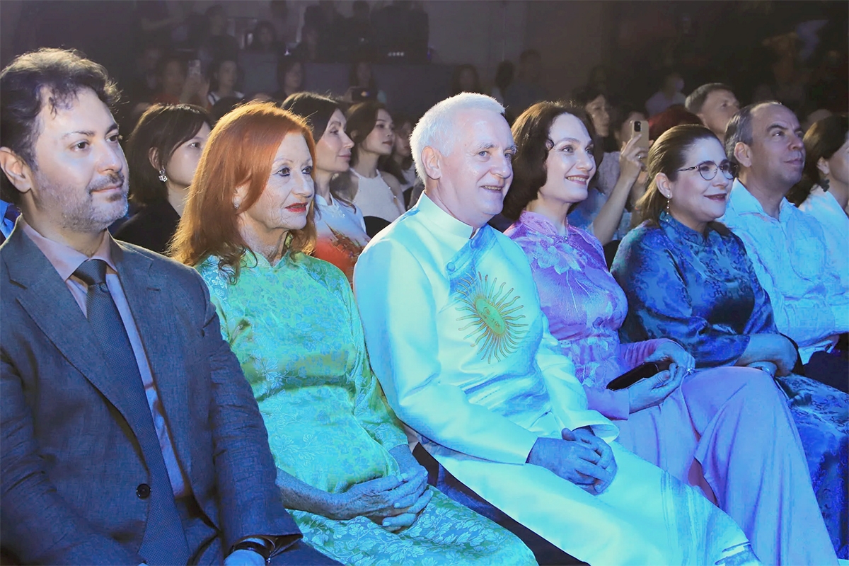 The fashion show draws plenty of attention from foreign delegates.