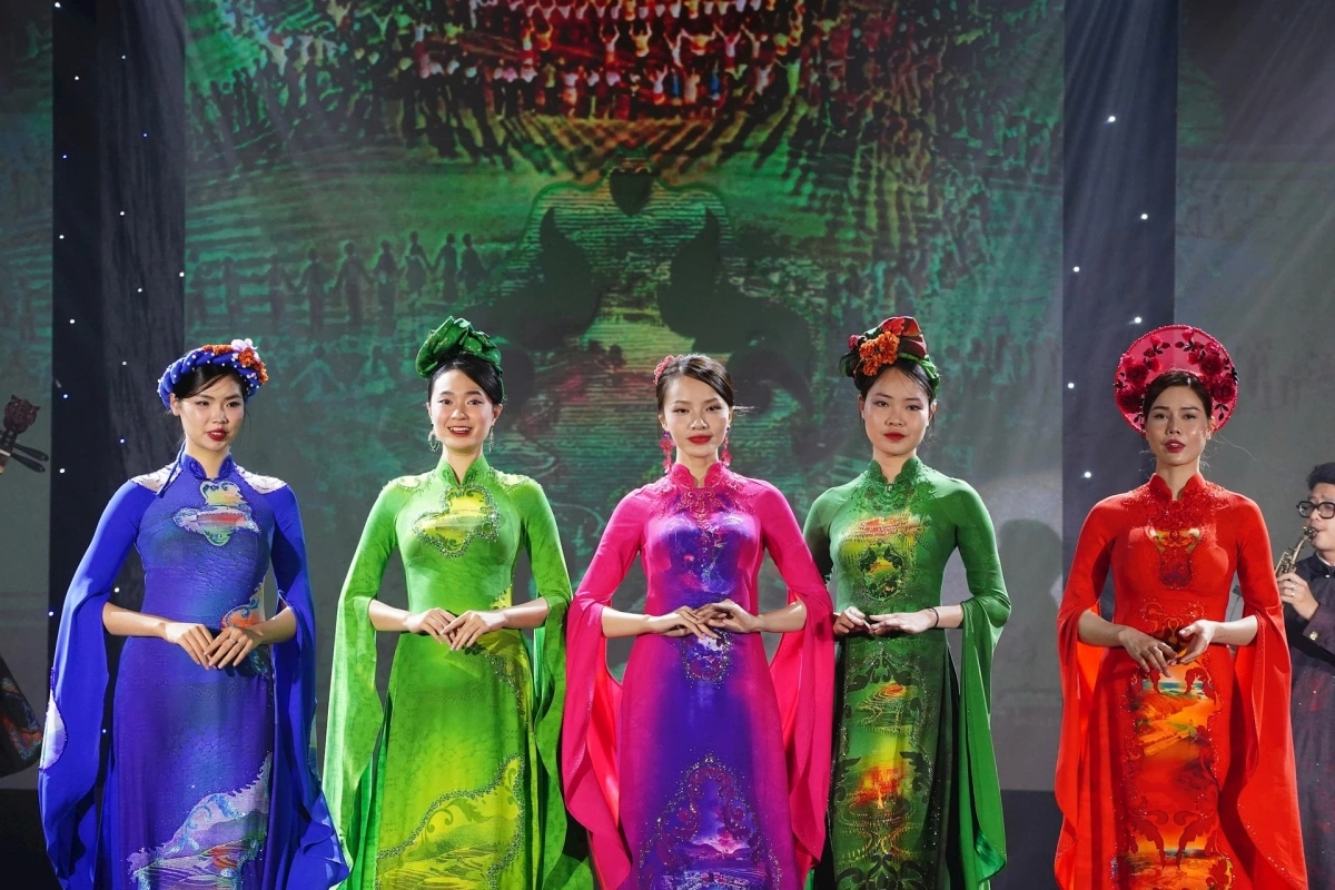 A collection helps viewers to see more about Hue ancient city.
