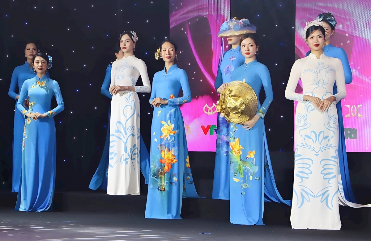 The third part introduces an Ao Dai collection by designer Do Trinh Hoai Nam.