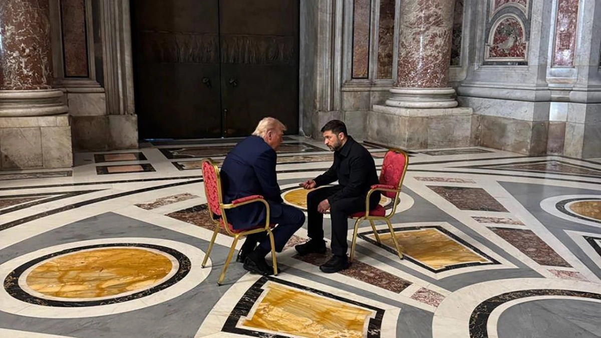 Ông Trump và ông Zelensky nói chuyện trực tiếp ở Vương cung Thánh đường Thánh Peter ngày 26/4. Ảnh: CNN