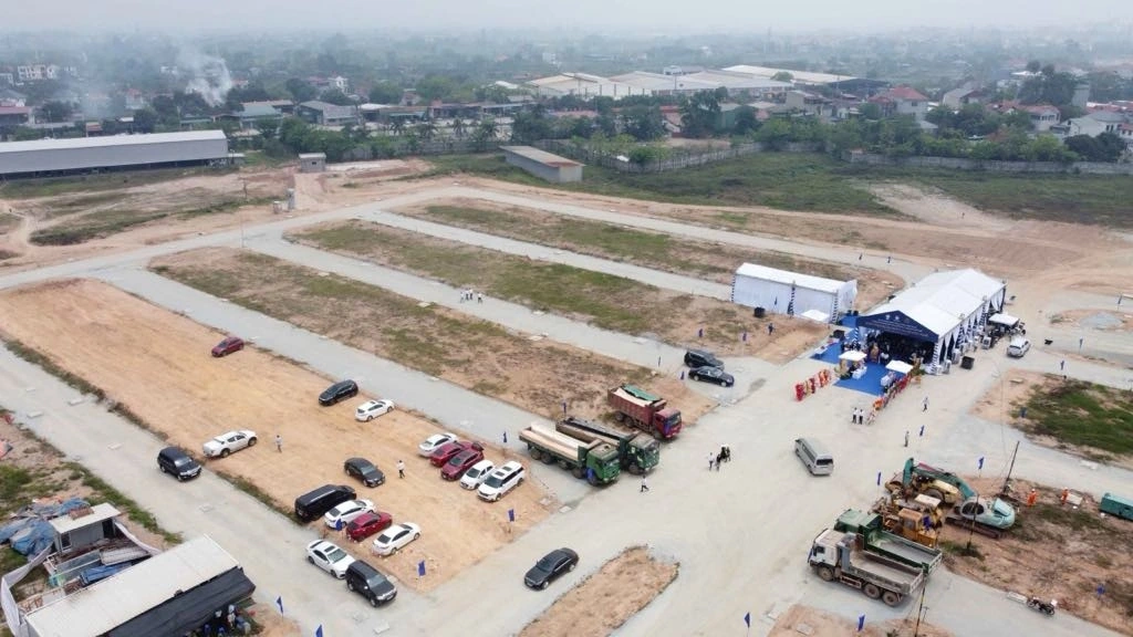 Dự án nằm tại nút giao quốc lộ 2 và đường Mê Linh, giúp kết nối thuận tiện tới Hà Nội cũng như các khu công nghiệp trọng điểm tại miền Bắc.