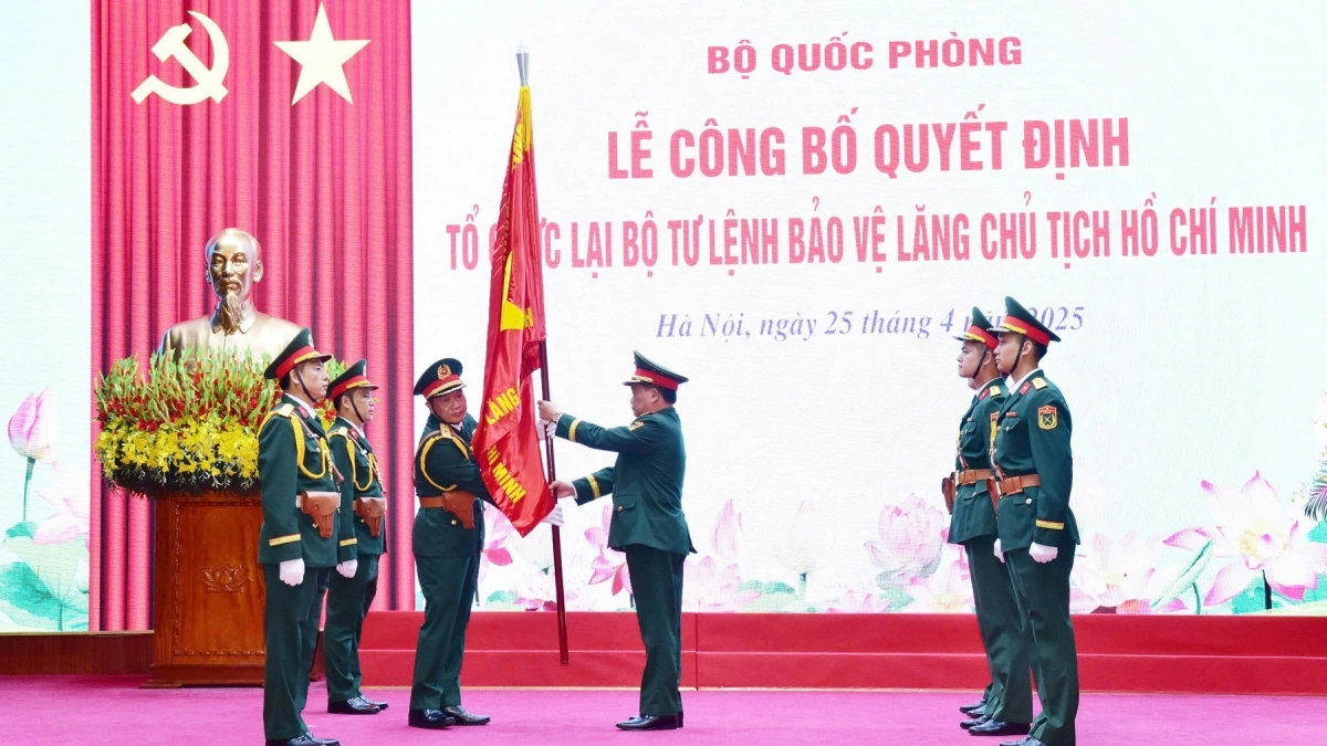 Thượng tướng Hoàng Xuân Chiến trao Quân kỳ Quyết thắng tặng Bộ Tư lệnh Lăng Chủ tịch Hồ Chí Minh.