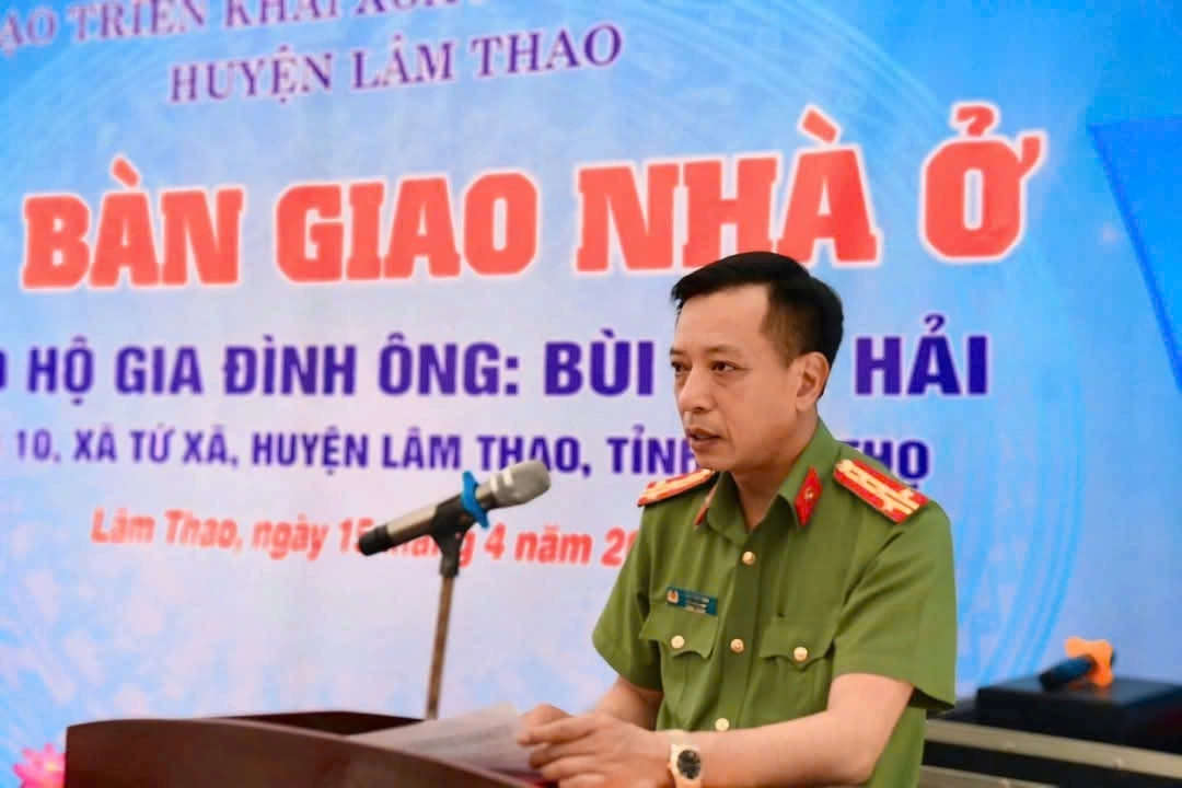 Đại tá Lâm Văn Vinh, Phó Giám đốc Công an tỉnh Phú Thọ phát biểu tại lễ bàn giao. Ảnh: Phương Thu.