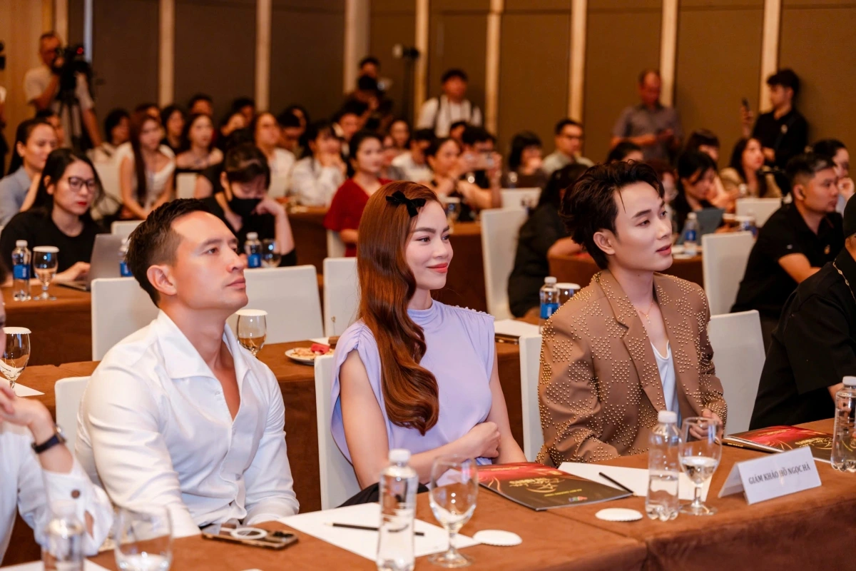 Đảm nhiệm vai trò giám khảo là bộ ba cá tính: ca sĩ Hồ Ngọc Hà, ca sĩ Trúc Nhân và nhạc sĩ Huy Tuấn