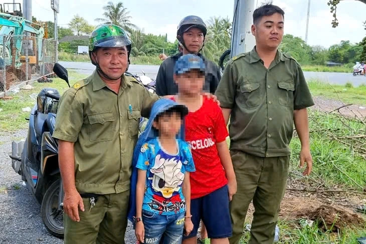Hai cháu bé được tìm thấy ở ven đường Võ Nguyên Giáp (thành phố Biên Hòa, Đồng Nai), cách nhà khoảng 45km - Ảnh: Trân Chầu.
