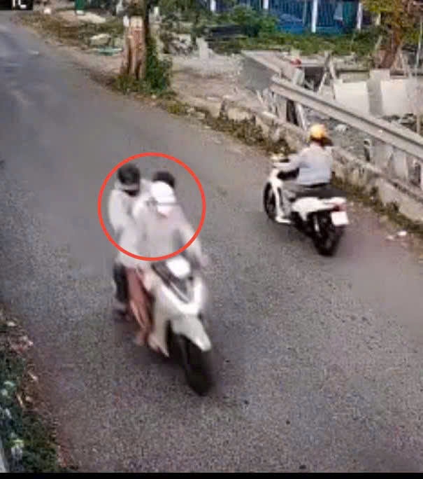 Ba đối tượng thực hiện hành vi cướp giật tài sản của cặp vợ chồng đi xe máy