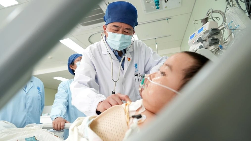 Các bác kỹ kiểm tra sức khoẻ cho bệnh nhi sau phẫu thuật vào ngày 14/4. Ảnh Tân Hoa xã.