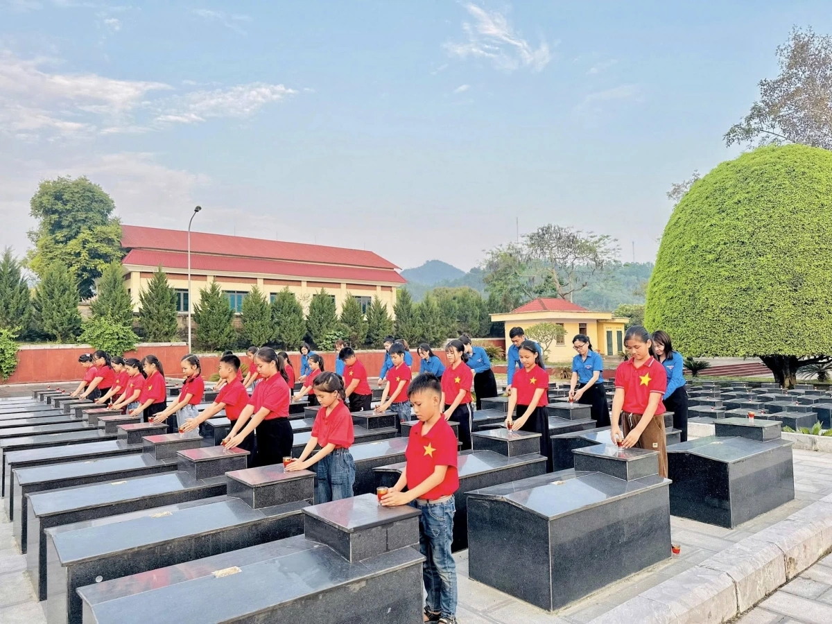 Tuổi trẻ Bắc Kạn có hoạt động dâng hương nghĩa trang liệt sĩ nhân kỷ niệm 50 năm Ngày Giải phóng miền Nam, thống nhất đất nước.