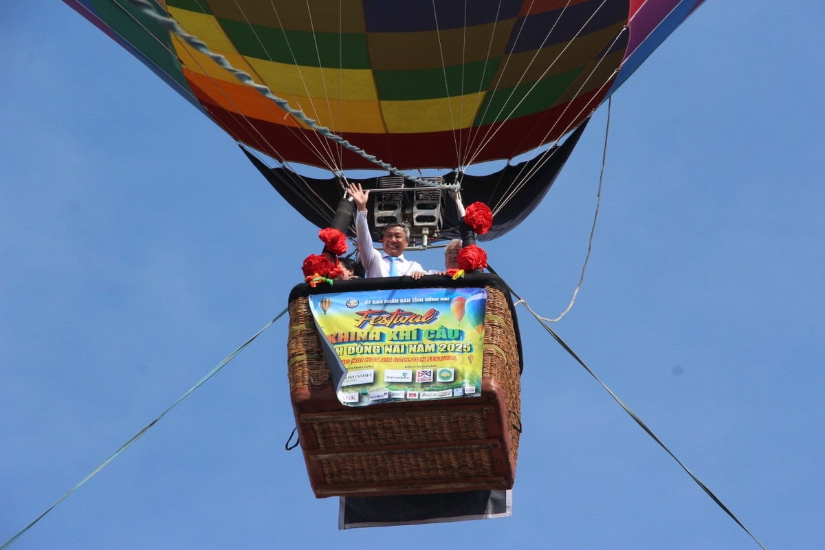 Visitors can enjoy free admission, experience tethered balloon rides up to 50 metres high, and explore the inside of the balloons.
