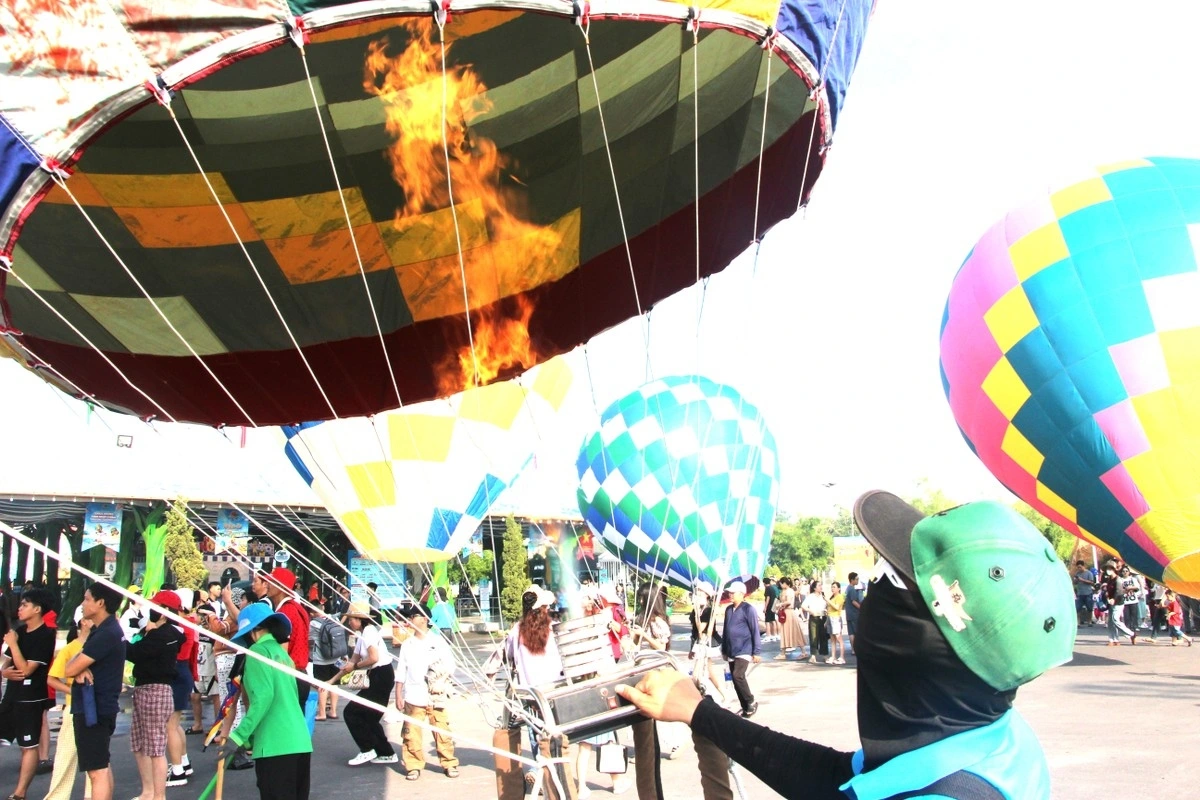 The hot air balloon festival is due to last through to April 30, featuring morning flights from 6:30 a.m. to 9:30 a.m. and afternoon flights from 4:00 p.m. 6:00 p.m.