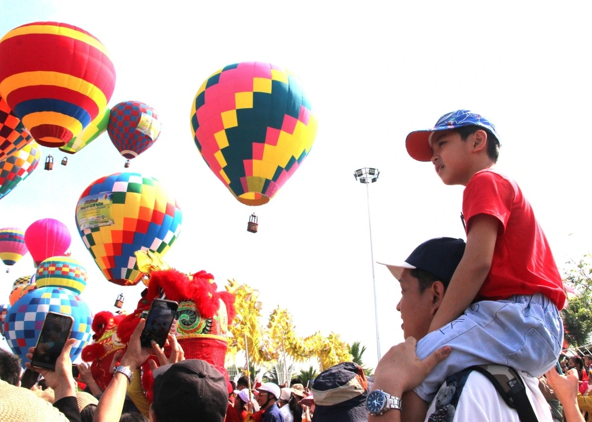 The festival showcases a spectacular display of 50 hot air balloons soaring together, symbolizing 50 years of glory since the southern liberation and national reunification.