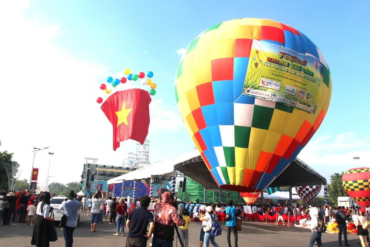 The festival also features thrilling activities such as paragliding demonstrations, ultralight aircraft displays, and kite flying shows.