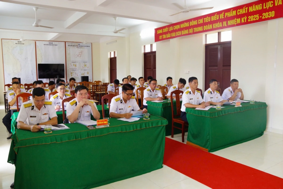 Quang cảnh Hội nghị bàn giao chức trách, nhiệm vụ Chính ủy Trung đoàn 451