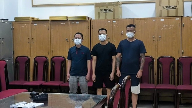 Ba đối tượng có liên quan đến nhóm "Lợn rừng" trong việc bảo kê được đưa về trụ sở cơ quan Công an để điều tra làm rõ