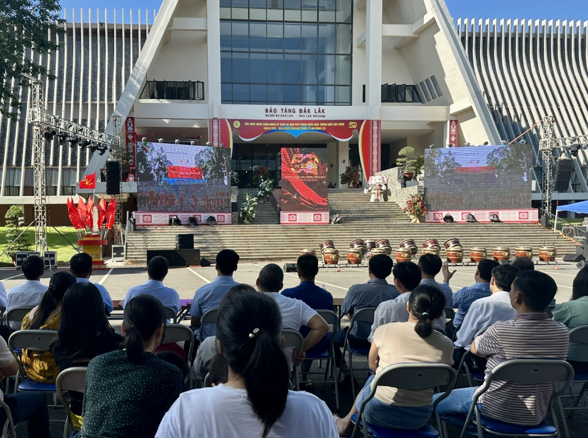 Bảo tàng Đắk Lắk đặt hai màn hình lớn để phục nhân dân theo dõi Lễ kỷ niệm.