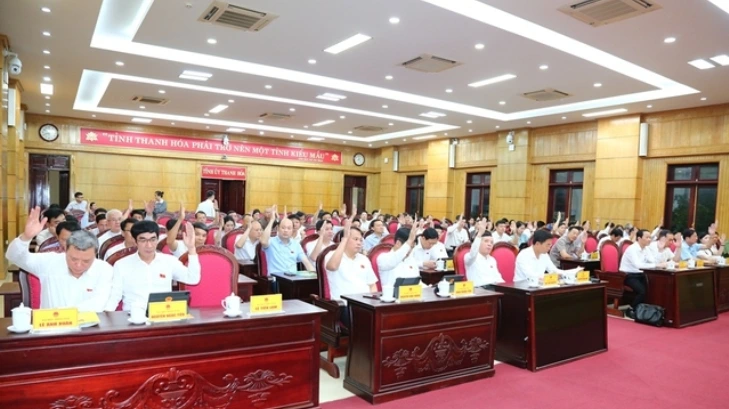 Đại biểu HĐND tỉnh Thanh Hóa biểu quyết. Ảnh: Báo Thanh Hóa.