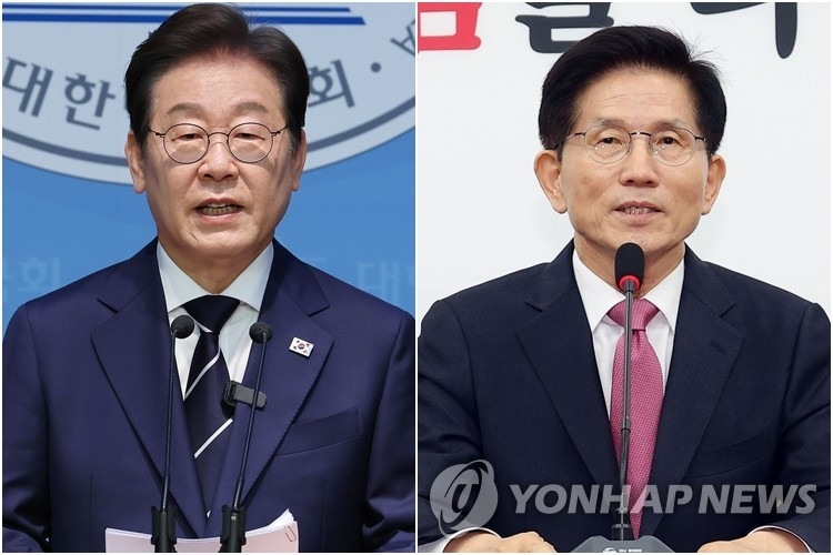 Chủ tịch đảng Dân chủ Lee Jae-myung (trái) và cựu Bộ trưởng Lao động – Việc làm Kim Moon-soo. Ảnh Yonhap News