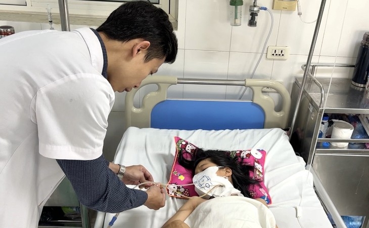 Các bác sĩ mở rộng vết thương, kiểm soát tổn thương và thực hiện mở thông dạ dày để nuôi dưỡng bé bằng đường ống, giúp thực quản có thời gian hồi phục (ảnh BVCC)