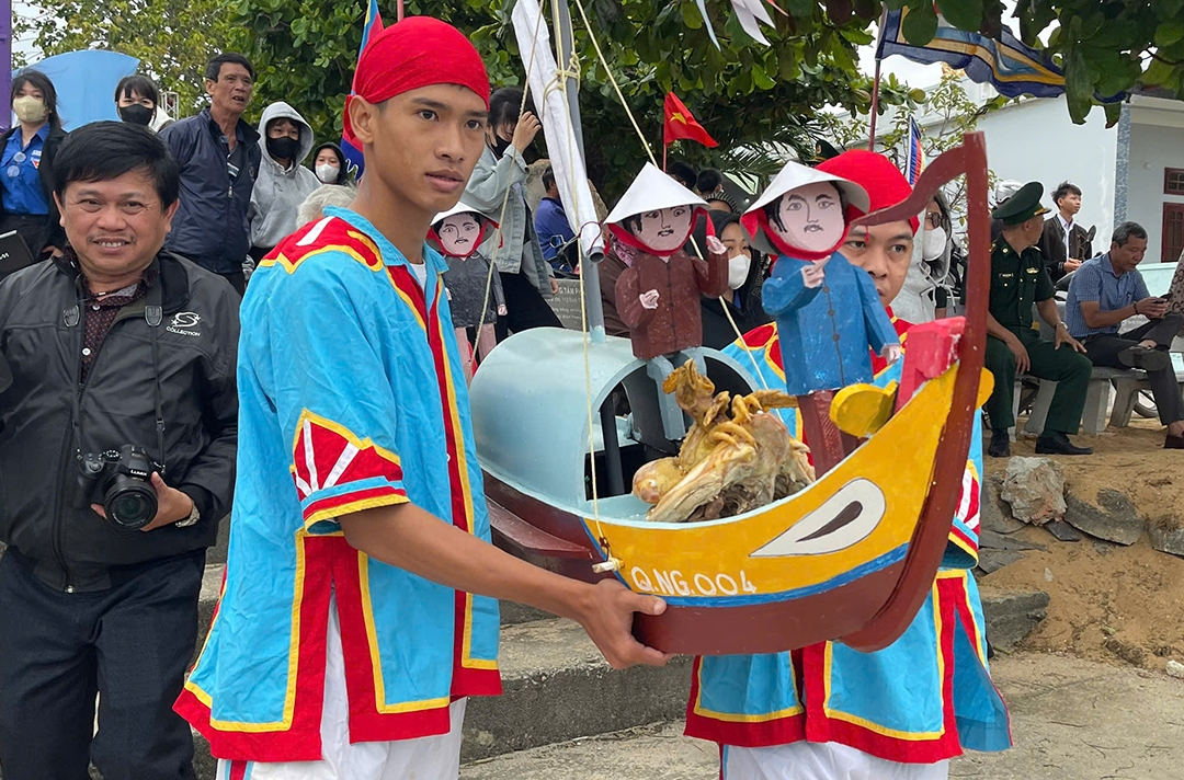 Thuyền lễ để thả xuống biển