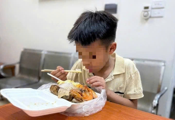 Bé P. được cán bộ công an chăm sóc