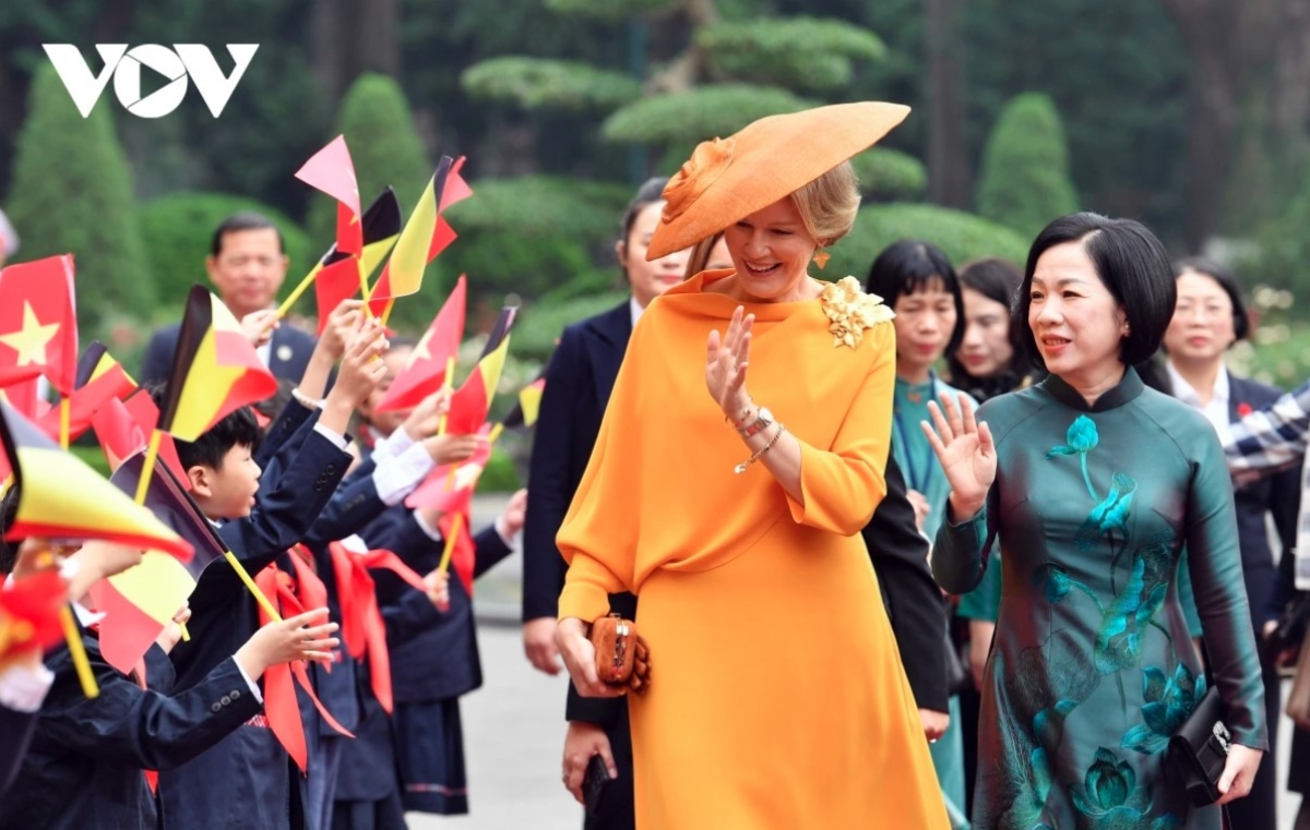 Later on the same day, Vietnamese President's spouse Nguyen Thi Minh Nguyet and Queen Mathilde of Belgium visit President Ho Chi Minh’s stilt house at the Presidential Palace historical site.