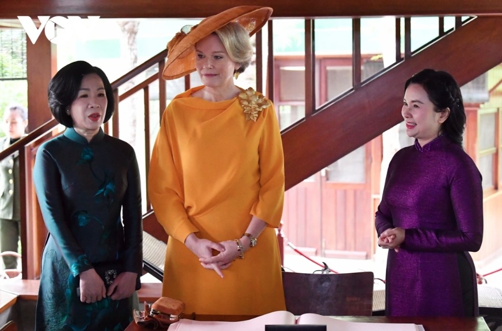 Vietnamese President's spouse Nguyen Thi Minh Nguyet introduces Queen Mathilde of Belgium to the living and working space of President Ho Chi Minh.