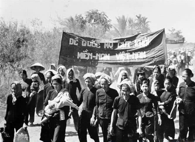 Các bà, các cô có mặt trong phong trào "Đồng Khởi" ở Bến Tre năm 1960.