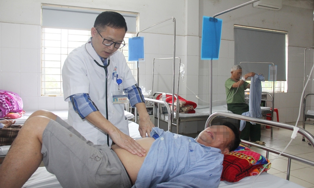 Bệnh nhân nghi ngộ độc thực phẩm đang điều trị tại Trung tâm Y tế huyện Sơn Động