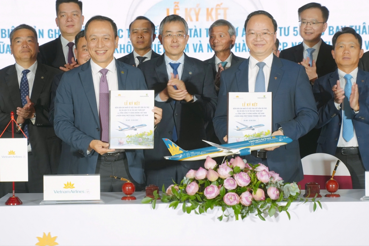 Vietnam Airlines và Vietcombank chính thức ký kết Biên bản ghi nhớ về việc hợp tác thu xếp vốn cho dự án đầu tư 50 máy bay thân hẹp.