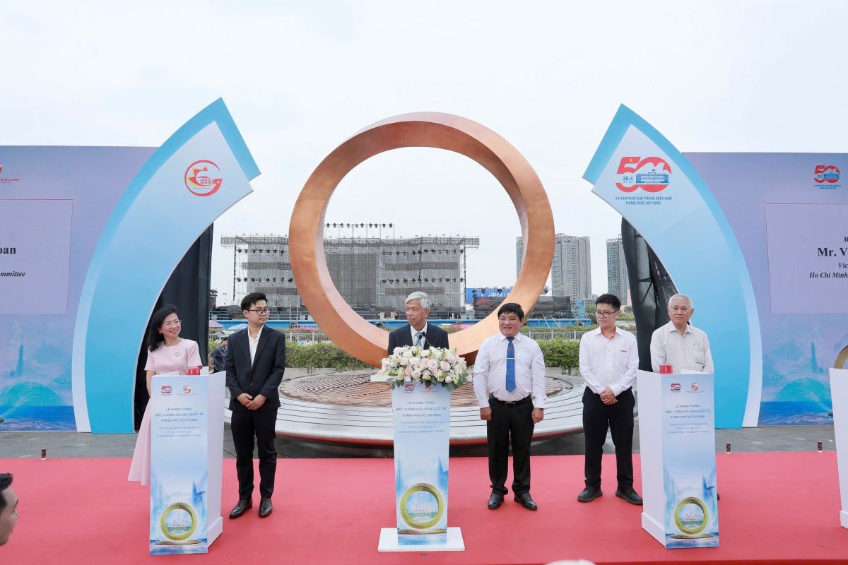 Phó Chủ tịch UBND TP.HCM Võ Văn Hoan (thứ 4 từ phải sang)