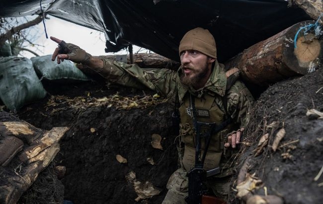 Binh sỹ Ukraine lo ngại bị bao vây. Ảnh: Getty