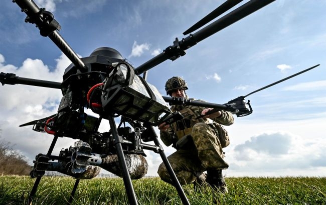 Binh sỹ Ukraine vận hành UAV. Ảnh: Getty