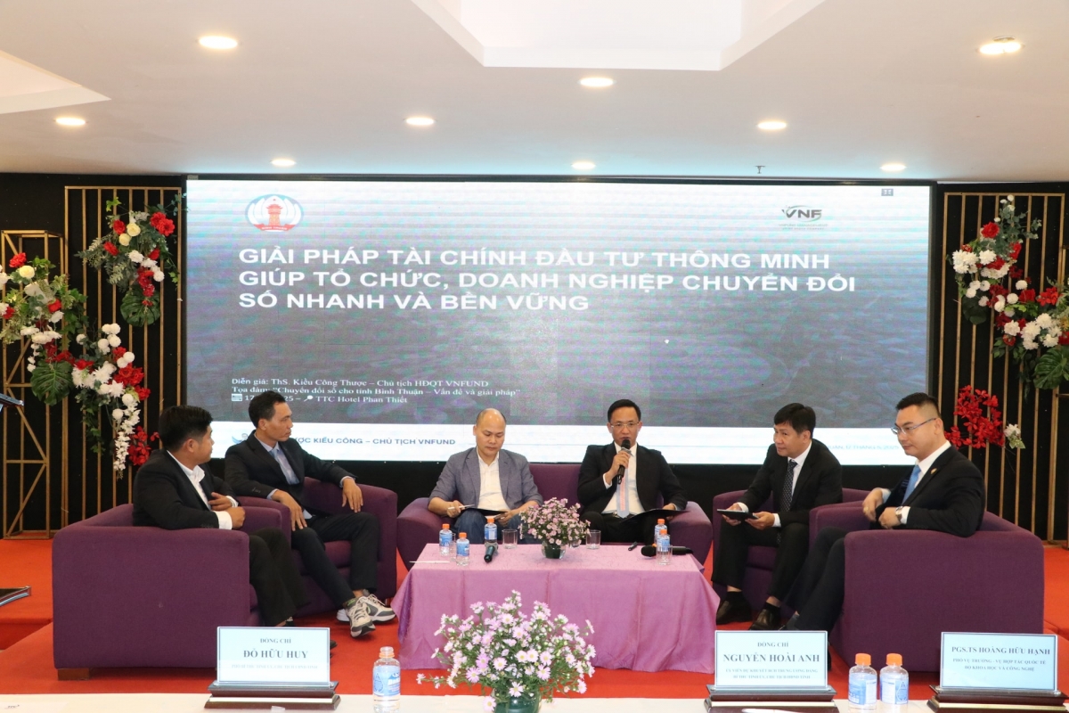 Các chuyên gia tham gia hội thảo chuyển đổi số