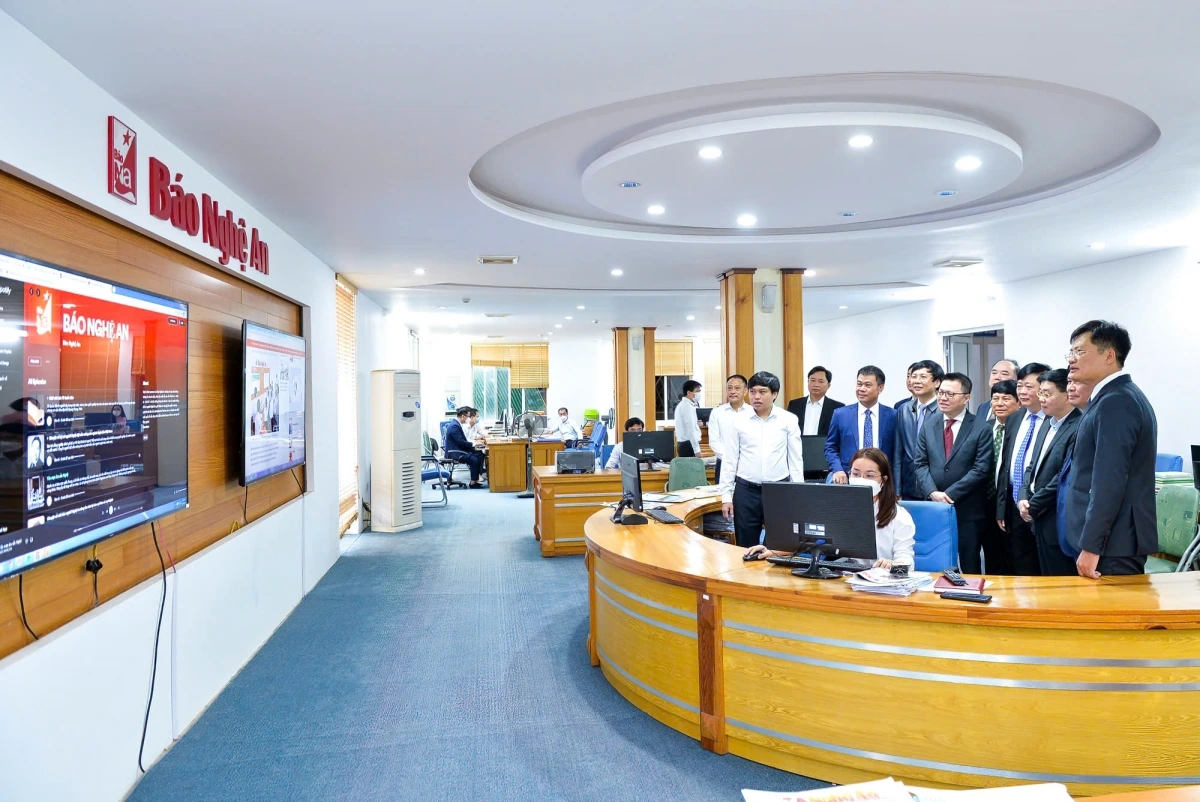 Đại biểu tham quan Báo Nghệ An.  Ảnh: Thành Cường