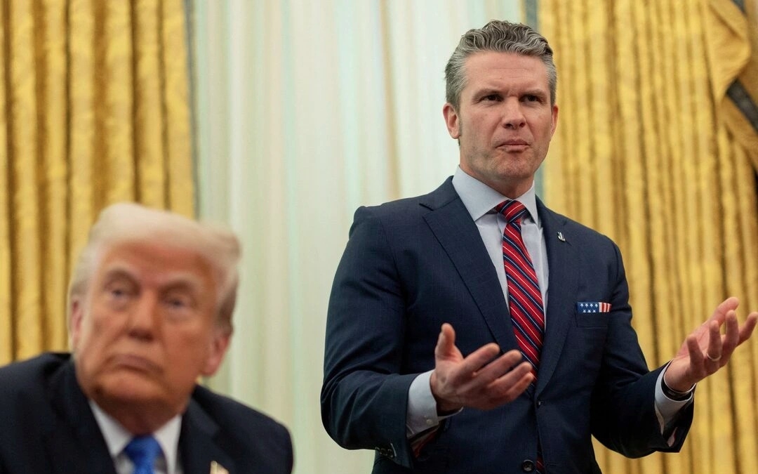 Bộ trưởng Pete Hegseth (phải) trong vụ rò rỉ thông tin mật. Ảnh: Reuters.