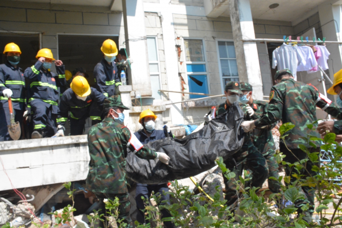 Lực lượng cứu hộ, cứu nạn của Quân đội nhân dân Việt Nam đưa được thi thể một nạn nhân ra ngoài tòa nhà bị sập