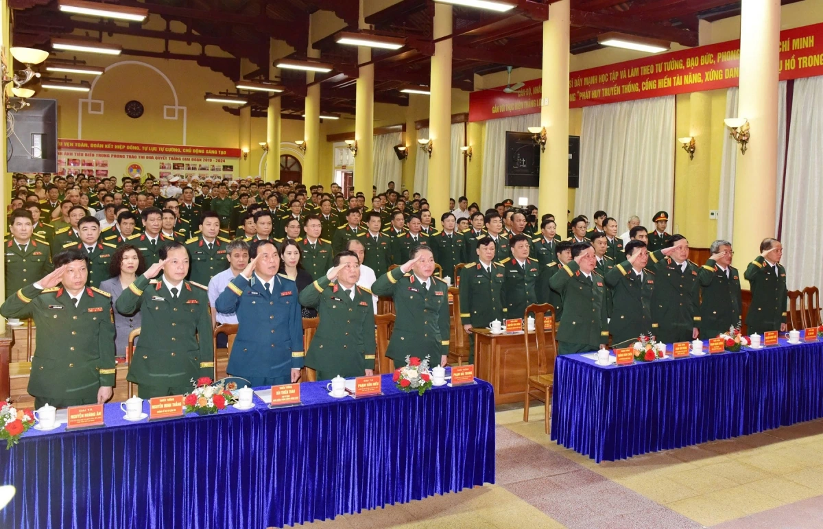 Đại biểu dự Lễ công bố Quyết định làm Lễ chào cờ.