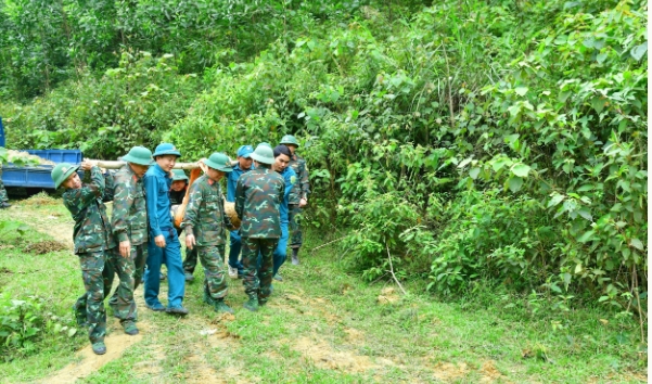 Vận chuyển quả bom tới vị trí hủy nổ