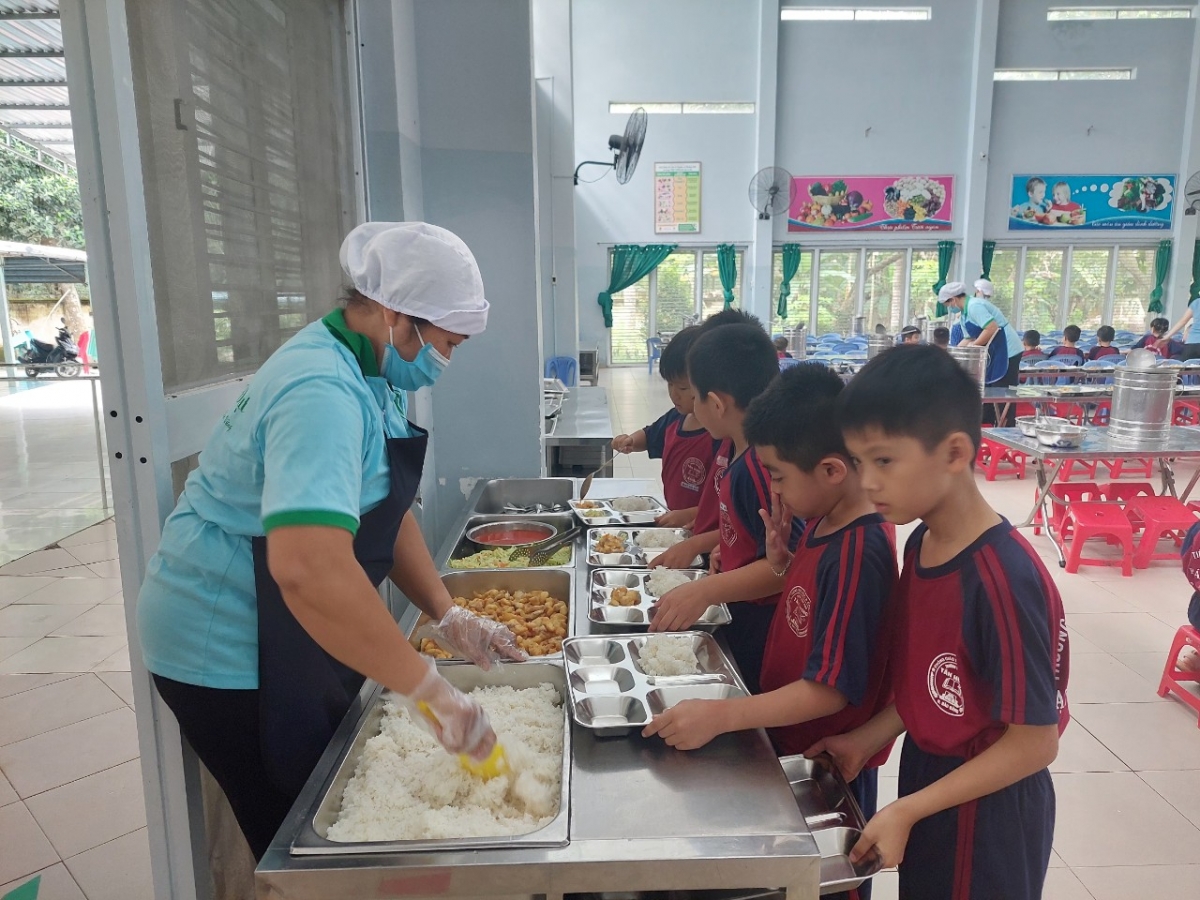 Để thực hiện bữa trưa miễn phí cho học sinh cần sự cam kết về nguồn lực và con người.