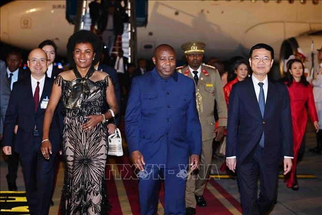 Tổng thống Burundi Évariste Ndayishimiye và Phu nhân đến Hà Nội, bắt đầu chuyến thăm chính thức Việt Nam. Ảnh: Minh Đức/TTXVN